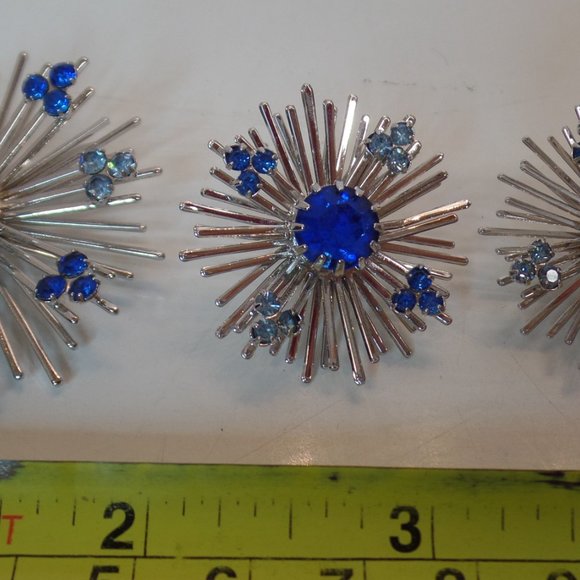 Sarah Coventry (Signed all 3 pieces) Starburst Atomic Brooch & Clip on Ear Rings - Picture 10 of 11
